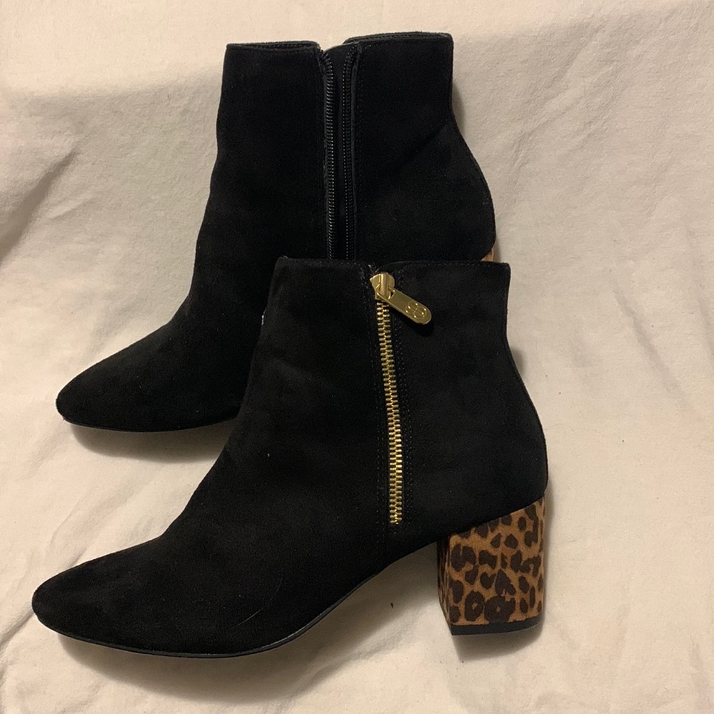Size 9.5 women ankle boot!